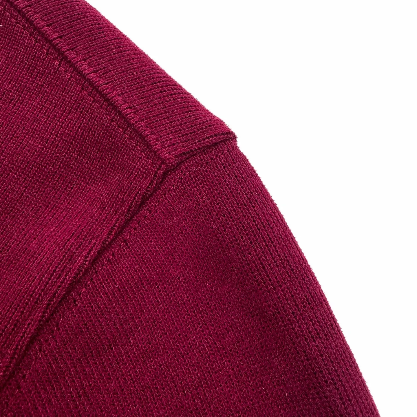 P340 Ralph Lauren colorful pony embroidered half-turtleneck sweatshirt. The original version was purchased for 1,690. The fabric is made of custom-made Yayun essence cotton velvet. It is soft and silky, comfortable and close to the skin. It is based on low-saturated brown and red and incorporates a hint of mystery in purple. The exquisite colorful pony logo jumps into burgundy and brings focus. It is highly recognizable. Simple and smooth lines outline the overall outline. The half-zipper design is sublimated. The leather tab of the zipper head is aged and slightly raw edges are retained. Hidden in the unintentional beauty, in the name of design, we create a new fashion realm for sweatshirts, using imported machine embroidery technology. We use advanced computer control systems and precision mechanical components to realize pony logo embroidery operations with high precision. The lines are smooth and delicate, and the fabrics have been washed. It has a better hand feel and texture. It is not easy to deform, shrink or fade, and maintains long-term beauty. Size:S-M-L-XL